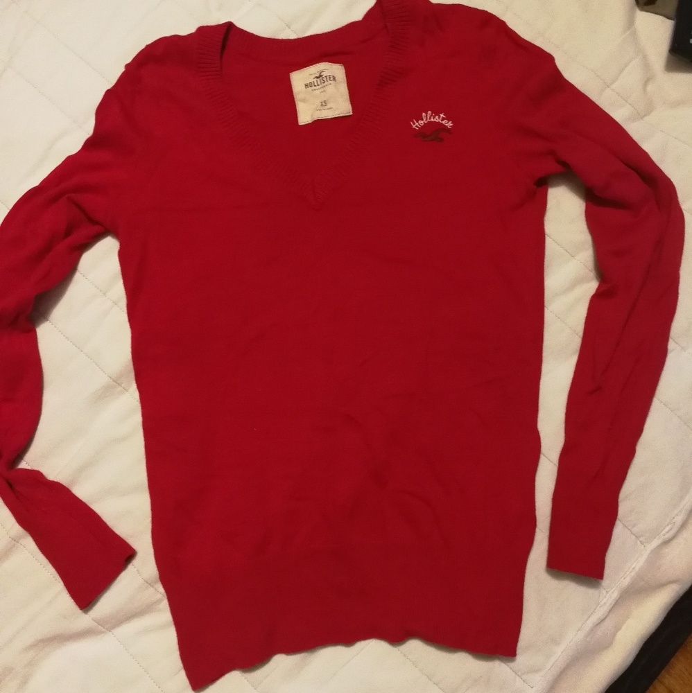 Hollister read sweater